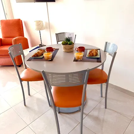 アパート Spacious In Benalbeach With Sea Views